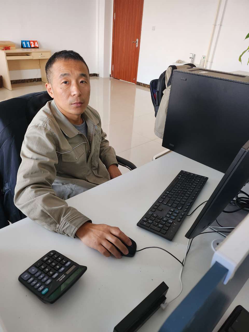 高舉潤(rùn).jpg